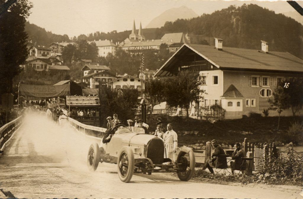 Hans Stuck 1928 am Start zum Salzbergrennen mit dem Austro Daimler ADM.